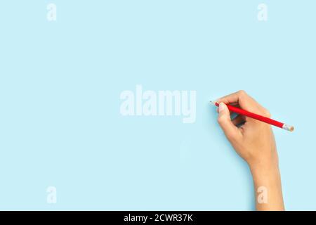 Frau mit einem Bleistift auf einem hellblauen Hintergrund mit Speicherplatz kopieren Stockfoto
