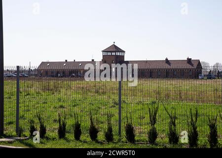 Ein Blick über den Umzäunungszaun zum Eingang von Lager Birkenau im Konzentrationslager Auschwitz-Birkenau Massenmord durch Nazi-Deutschland Stockfoto