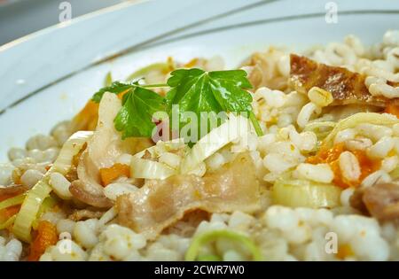 Perlgerste, Speck und Lauch-Kasserolle aus nächster Nähe Stockfoto