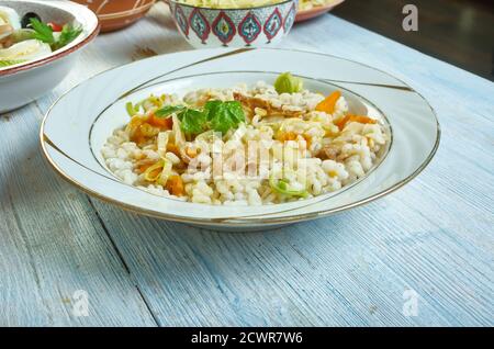 Perlgerste, Speck und Lauch-Kasserolle aus nächster Nähe Stockfoto