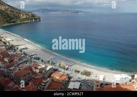 Top Panoramablick auf Scilla Dorf in Kalabrien mit Haus Dächer und Strand und sizilianische Kostenlinie in der Ferne Stockfoto