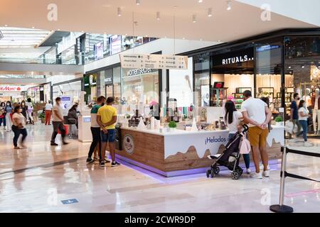 Sevilla, Spanien - 18. September 2020: Menschen, die im Einkaufszentrum Lagoh Sevilla einkaufen, tragen Schutzmasken wegen des Coronavirus covid-19. Cen Stockfoto