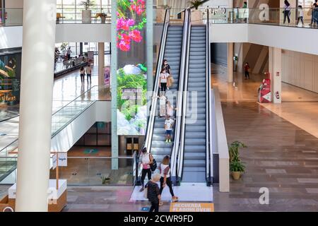 Sevilla, Spanien - 18. September 2020: Menschen an der automatischen Treppe des Lagoh Shopping Centers tragen Schutzmaske wegen Coronavirus covid-19. Neue Norm Stockfoto