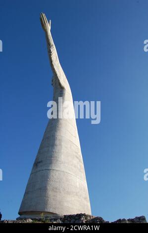 Statue von Christus dem Erlöser in Maratea Basilicata Italien mit klarem blauen Himmel im Hintergrund. Vertikales Foto von unten Stockfoto