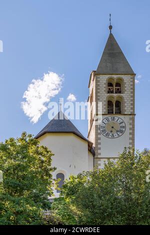 Apsis und Glockenturm der Pfarrkirche San Biagio in Taufers im Münstertal, Südtirol, Italien Stockfoto