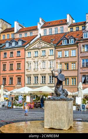 Polen, Warschau: Die berühmteste Warschauer Meerjungfrau, Skulptur aus dem 19. Jahrhundert von Konstanty Hegel, in der Mitte des Altstädter Marktplatzes. Stockfoto