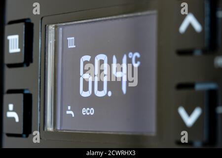 Bedienfeld mit Anzeige des Arbeitsgaskessels für Warmwasser und Heizung. Das intelligente Bedienfeld Haushalt Gas Boiler, Nahaufnahme. Stockfoto