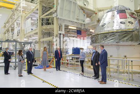 SpaceX Demo-2 Preflight President Donald Trump, First Lady Melania Trump, Vice President Mike Pence, Second Lady Karen Pence, zusammen mit Kennedy Space Center Director Bob Cabana, Left, Marillyn Hewson, Chief Executive Officer, Lockheed Martin, Mike Hawes, VP of Human Space Exploration und Orion Program Manager bei Lockheed Martin Space, Und NASA-Administrator Jim Bridenstine, rechts, werden von der Artemis I-Kapsel während einer Tour durch das Neil A. Armstrong Operations and Checkout Building nach dem Abflug der NASA-Astronauten Robert Behnken und Douglas Hurley zum Launch Complex 39A an Bord gesehen Stockfoto