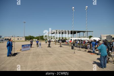 SpaceX Demo-2 Crew Ankunft NASA-Astronauten Robert Behnken, links, und Douglas Hurley sprechen mit Mitgliedern der Medien nach der Ankunft an der Start-und Landing Facility der NASA Kennedy Space Center vor der SpaceX Demo-2-Mission, Mittwoch, 20. Mai 2020, in Florida. Die NASA SpaceX Demo-2 Mission ist der erste Start mit Astronauten der Raumsonde SpaceX Crew Dragon und Falcon 9 Rakete zur Internationalen Raumstation im Rahmen des Commercial Crew Program der Agentur. Der Flugtest wird als End-to-End-Demonstration des Transportsystems der SpaceX-Crew dienen. Behnken und Hurley sind schedu Stockfoto