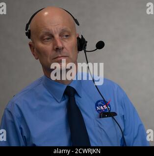 SpaceX Demo-2 Startversuch Stephen Koerner, Direktor des Flight Operations Directorate am Johnson Space Center der NASA, überwacht den Countdown des Startversuchs einer SpaceX Falcon 9-Rakete, die die Crew Dragon-Raumsonde der Firma auf der NASA-Mission SpaceX Demo-2 mit den NASA-Astronauten Robert Behnken und Douglas Hurley an Bord trägt, Mittwoch, 27. Mai 2020, im Schussraum vier des Launch Control Center der NASA Kennedy Space Center in Florida. Die NASA-Mission SpaceX Demo-2 ist der erste Start mit Astronauten der Raumsonde SpaceX Crew Dragon und der Falcon 9-Rakete zur International Stockfoto