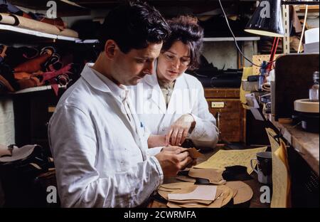 James Taylor und Sons Schuhmacher, Paddington Street, London. Peter Schauher Auszubildender orthopädischer Schuhmacher mit seinem Instuktor beim Blick auf Leisten. 30. Juni 1992. Foto: Neil Turner Stockfoto