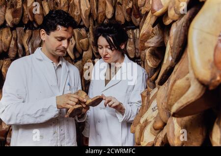 James Taylor und Sons Schuhmacher, Paddington Street, London. Peter Schauher Auszubildender orthopädischer Schuhmacher mit seinem Instuktor beim Blick auf Leisten. 30. Juni 1992. Foto: Neil Turner Stockfoto