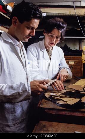 James Taylor und Sons Schuhmacher, Paddington Street, London. Peter Schauher Auszubildender orthopädischer Schuhmacher mit seinem Instuktor beim Blick auf Leisten. 30. Juni 1992. Foto: Neil Turner Stockfoto