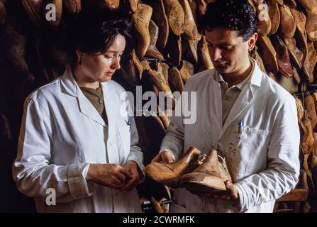 James Taylor und Sons Schuhmacher, Paddington Street, London. Peter Schauher Auszubildender orthopädischer Schuhmacher mit seinem Instuktor beim Blick auf Leisten. 30. Juni 1992. Foto: Neil Turner Stockfoto