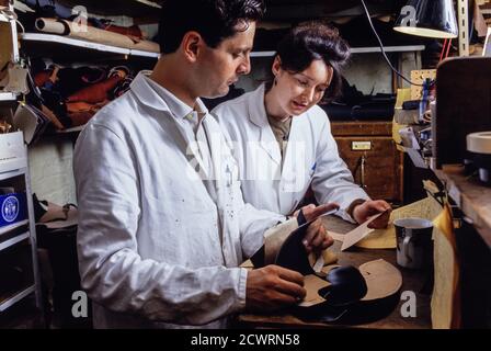 James Taylor und Sons Schuhmacher, Paddington Street, London. Peter Schauher Auszubildender orthopädischer Schuhmacher mit seinem Instuktor beim Blick auf Leisten. 30. Juni 1992. Foto: Neil Turner Stockfoto