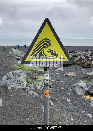 Vorsicht Wellen Warnschild, Tsunami, plötzliche hohe Wellen, Lebensgefahr, Reynisfjara Beach, Südisland Stockfoto