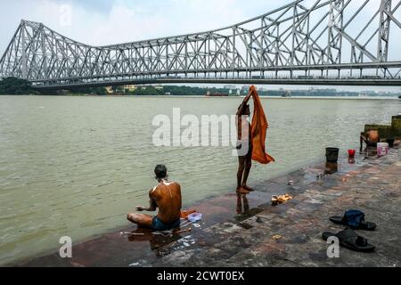 Kolkata, Indien - 2020. September: Am 26. September 2020 in Kolkata, Westbengala, waschen die Menschen im Hooghly River bei Mullik Ghat bei der Howrah Bridge. Stockfoto