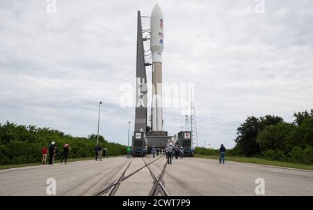 Am 28. Juli 2020 wurde die Atlas-V-Rakete der United Launch Alliance mit dem Mars 2020 Perseverance rover der NASA zum Startplatz der Cape Canaveral Air Force Station in Florida vor dem geplanten Start im Juli 30 ausgerollt. Stockfoto