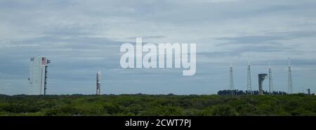 Mars 2020 Perseverance Prelaunch EINE United Launch Alliance ATLAS V Rakete mit NASA Mars 2020 Perseverance Rover an Bord wird gesehen, wie es aus der Vertical Integration Facility auf die Startrampe im Space Launch Complex 41 ausgerollt wird, Dienstag, 28. Juli 2020, An der Cape Canaveral Air Force Station in Florida. Der Perseverance Rover ist Teil des Mars Exploration Program der NASA, einem langfristigen Projekt zur robotischen Erkundung des Roten Planeten. Die Markteinführung ist für Donnerstag, den 30. Juli, geplant. Stockfoto