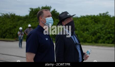 Am 28. Juli 2020 beobachteten NASA-Administrator Jim Bridenstine und der CEO der United Launch Alliance Tory Bruno den Start der Atlas-V-Rakete mit dem Mars 2020 Perseverance rover der NASA auf der Cape Canaveral Air Force Station. Der rover ist Teil des Mars Exploration Program der NASA und sollte am 30. Juli starten. Stockfoto