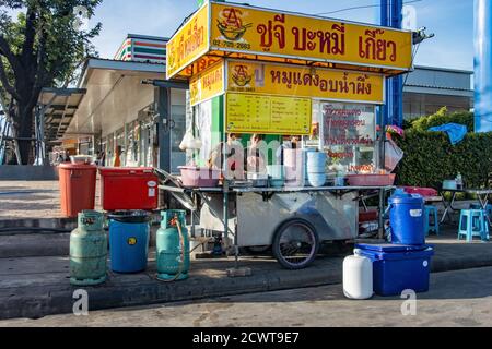 THAILAND, JULI 18 2020, Mobile Kiosk mit Küche. Ein typisches thailändisches Restaurant, das Nudeln auf dem Bürgersteig anbietet. Stockfoto