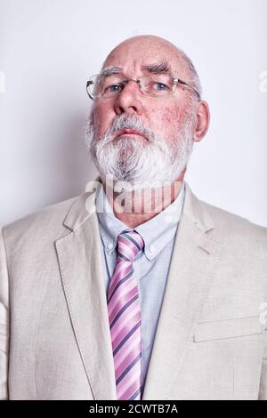 Ein Mann in den 70ern sieht sehr überlegen aus. Stockfoto