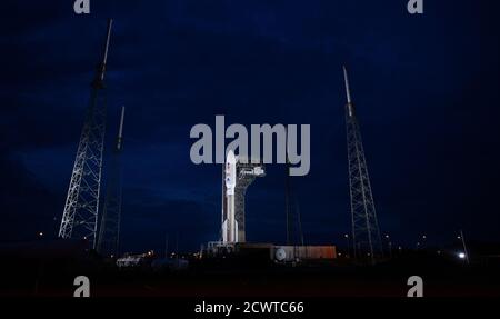 Die Atlas V-Rakete der United Launch Alliance mit dem Mars 2020 Perseverance rover der NASA wird am 28. Juli 2020 auf dem Startplatz der Cape Canaveral Air Force Station beleuchtet, bevor der geplante Start am 30. Juli stattfindet. Stockfoto