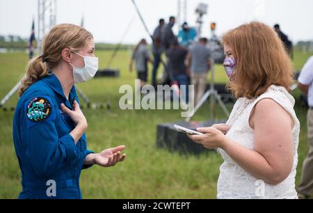 Mars 2020 Perseverance Prerelaunch NASA-Astronautin Zena Cardman spricht mit einem Medienmitglied nach einer Pressekonferenz vor dem Start des Mars 2020 Perseverance Rover der NASA, Mittwoch, 29. Juli 2020, im Kennedy Space Center der NASA in Florida. Der Perseverance Rover ist Teil des Mars Exploration Program der NASA, einem langfristigen Projekt zur robotischen Erkundung des Roten Planeten. Die Markteinführung ist für Donnerstag, den 30. Juli, geplant. Stockfoto