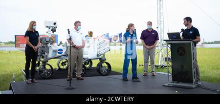 Am 29. Juli 2020 fand im Kennedy Space Center, Florida, die Marsvorbereitung 2020 des Perseverance rover statt. Die NASA-Führung, darunter Administrator Jim Bridenstine und stellvertretender Administrator Jim Morhard, sowie Astronautin Zena Cardman, beschäftigte sich mit Fragen der sozialen Medien über den rover, einem wichtigen Teil des langfristigen Mars-Explorationsprogramms der NASA. Stockfoto