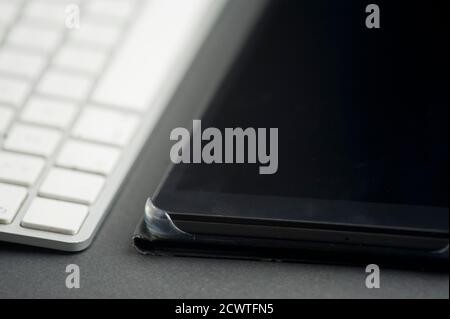 Nahaufnahme, Teil der Computertastatur und Teil Detail elektronisches Tablett, schwarzer Hintergrund Stockfoto