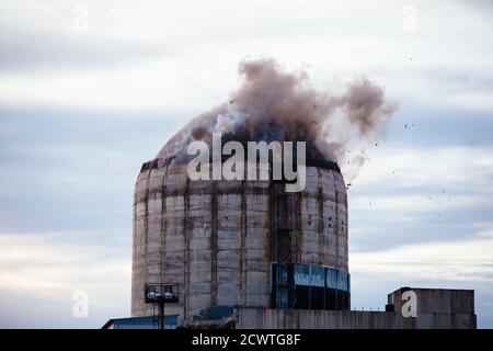 Abriss des alten Industriegebäudes durch explodierenden Dynamit Stockfoto