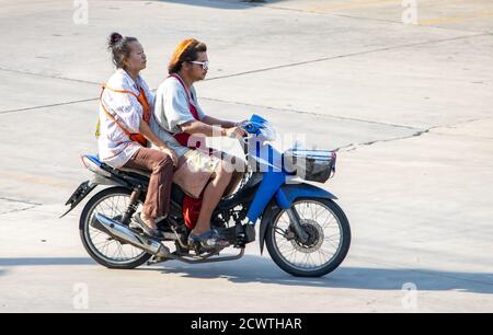 SAMUT PRAKAN, THAILAND, JULI 29 2020, EIN Mann und eine Frau mit Schürze fährt ein Motorrad Stockfoto