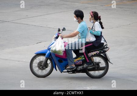 SAMUT PRAKAN, THAILAND, JULI 29 2020, das Paar mit Taschen fährt auf einem Motorrad Stockfoto