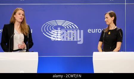 30. September 2020, Belgien, Brüssel: 30.09.2020, Belgien, Brüssel: Mitglied des Europäischen Parlaments (Fraktion der Grünen/Freie Europäische Allianz - Bündnis 90/die Grünen) Terry Reintke (L) und die polnische Abgeordnete (Independent) Sylwia Iwona Spurek (R) sprechen mit den Medien über den Fraktionswechsel, "Fraktion der Progressiven Allianz der Sozialisten & Demokraten" im Europäischen Parlament (Sozialisten) an die "Fraktion der Grünen/Freie Europäische Allianz", im Europäischen Parlament am 30. September 2020 in Brüssel, Belgien. Die Grünen/Freie Europäische Allianz ist eine der acht Fraktionen in Europa Stockfoto