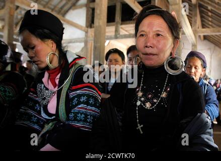 Ethnischen Hmong Katholiken Besuchen Eine Eucharistische Anbetung Zeremonie An Der Lao Chai Kirche In Der Nahe