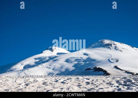 Schneebedeckte Gipfel des Mount Elbrus. Kaukasus, Kabardino-Balkarien, Russische Föderation Stockfoto