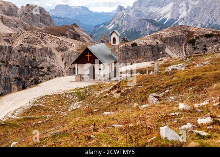 Berühmte Dolomitengipfel und Kapelle bei drei Zinnen (Tre Cime di Lavaredo) Südtirol in Italien Stockfoto