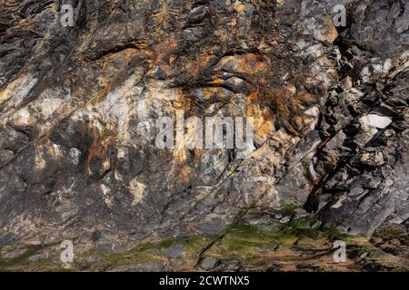 Nahaufnahme der Felsformation am Strand in Wales, Großbritannien Stockfoto