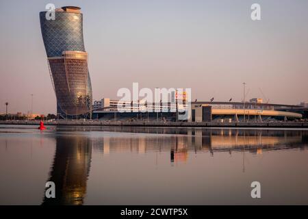 Das Haupttor von Abu Dhabi während der Skyline von Sonnenaufgang Stockfoto