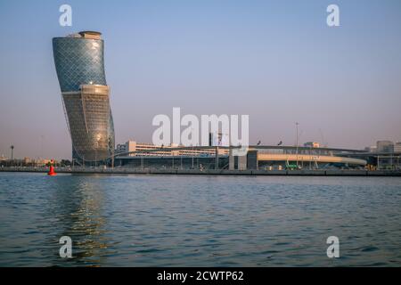 Das Haupttor von Abu Dhabi während der Skyline von Sonnenaufgang Stockfoto