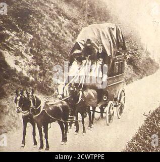 Die letzte Royal Mail Paketreise nach der Pferdekutschfahrt in Clayton Hill, West Sussex zwischen London und Brighton am 1. Juni 1905. Legenden von Buried Golden Kälber sind in West Sussex sehr beliebt. Es gibt angeblich zwei in Hügelfestungen bei Trundle und Highdown Hill begraben und eine andere auf Clayton Hill.dieser Job wurde oft für Auftragnehmer gezüchtet, anstatt von Postangestellten durchgeführt und einzelne Pakete würden in Korbkörben verpackt werden, bevor sie auf den Bus, dessen Sicherheit geladen Und die Sicherheit wurde durch das Tragen einer bewaffneten Wache gewährleistet, . Stockfoto