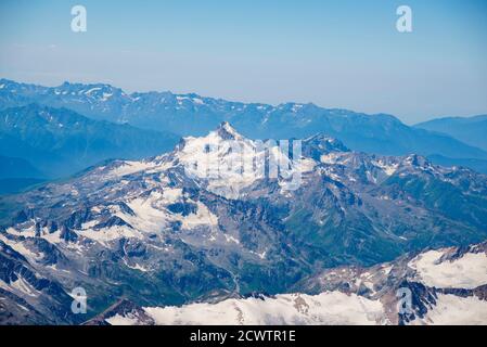 Blick vom Gipfel des Mt. Elbrus, Greater Caucasus Mountain Range. Stockfoto
