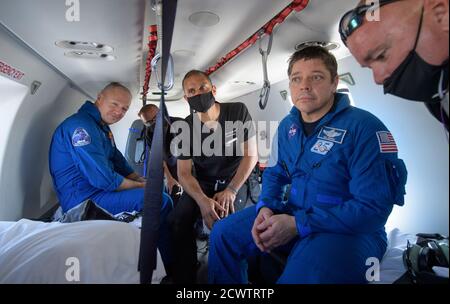 Die NASA-Astronauten Douglas Hurley und Robert Behnken landen im Golf von Mexiko an Bord der SpaceX-Crew Dragon Endeavour und beenden ihre Demo-2-Mission am 2. August 2020. Stockfoto