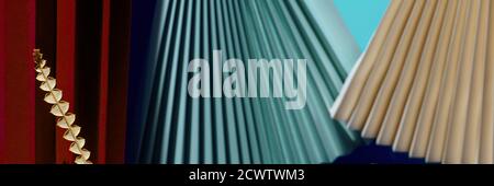 Moderne mehrfarbige Komposition aus Ventilatoren, Schatten und Pappe. Stilvolles geometrisches Konzept. Banner Stockfoto