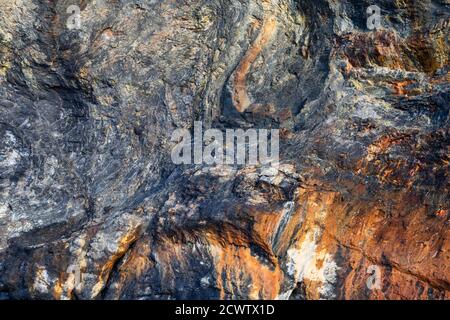 Nahaufnahme der Felsformation am Strand in Wales, Großbritannien Stockfoto