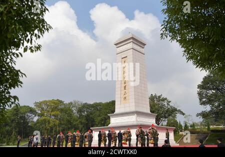 Nanchang, Chinas Provinz Jiangxi. September 2020. Eine Gedenkveranstaltung findet anlässlich des siebten Tages der Märtyrer Chinas auf dem Friedhof der revolutionären Märtyrer von Nanchang in Nanchang, der Provinz Jiangxi im Osten Chinas, am 30. September 2020 statt. Quelle: Peng Zhaozhi/Xinhua/Alamy Live News Stockfoto