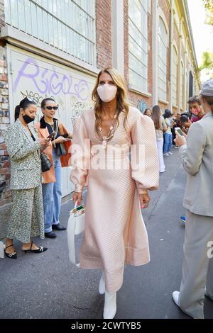 MAILAND, ITALIEN - 23. SEPTEMBER 2020: Anna dello Russo vor Fendi Modenschau, Mailand Fashion Week Street style Stockfoto