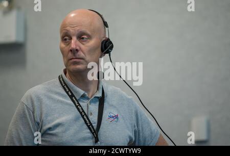 SpaceX Demo-2 Dress Probe Stephen Koerner, Der Direktor des Flight Operations Directorate am Johnson Space Center der NASA wird im Feuerraum vier während einer Generalprobe in Vorbereitung auf den Start einer SpaceX Falcon 9 Rakete mit der Crew Dragon Raumsonde der NASA auf der SpaceX Demo-2 Mission mit den NASA-Astronauten Robert Behnken und Douglas gesehen Hurley an Bord, Samstag, 23. Mai 2020, im Launch Control Center der NASA Kennedy Space Center in Florida. Die NASA SpaceX Demo-2 Mission ist der erste Start mit Astronauten der Raumsonde SpaceX Crew Dragon und Falcon 9 Rakete zu Stockfoto