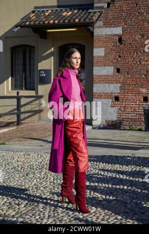 MAILAND, ITALIEN - 23. SEPTEMBER 2020: Anna Cleveland vor Alberta Ferretti Modenschau, Mailand Fashion Week Street style Stockfoto