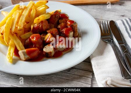 Currywürste mit pommes frites Stockfoto